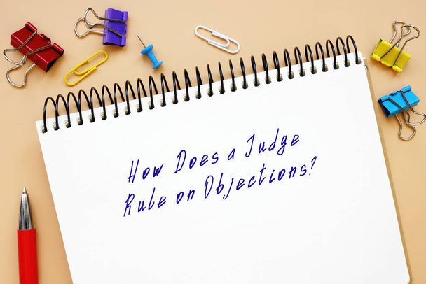 Concepto jurídico ¿Cómo se pronuncia un juez sobre las objeciones? con frase en la página - Foto, Imagen