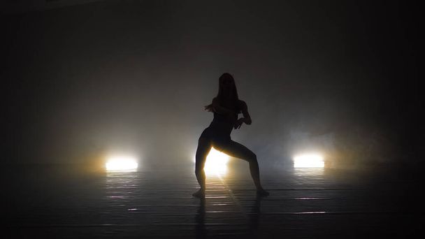 Contemporary Dancer Woman performing Erotic Sensual Dance - Foto, afbeelding