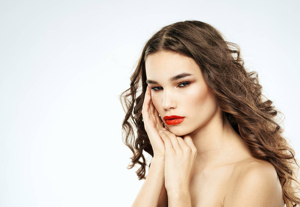 mujer romántica con hermoso peinado y maquillaje labios rojos - Foto, imagen