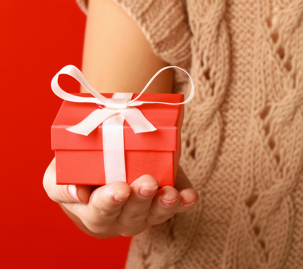 mano femenina sosteniendo caja de regalo
 - Foto, imagen