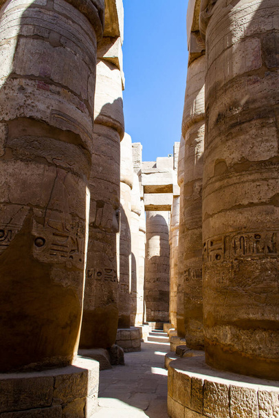 KARNAK TEMPLE - Masywne kolumny wewnątrz pięknych egipskich zabytków z hieroglifami i starożytnych symboli. Słynny zabytek świata w pobliżu Nilu i Luksoru, Egipt - Zdjęcie, obraz
