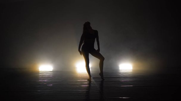 Çağdaş Dansçı Kadın Erotik Şehvetli Dans Ediyor - Fotoğraf, Görsel
