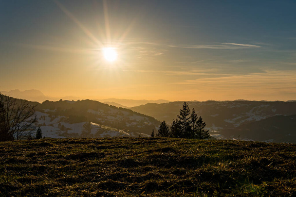 Прекрасный зимний весенний пейзаж в Альпах Алгау недалеко от Оберштауфена - Фото, изображение