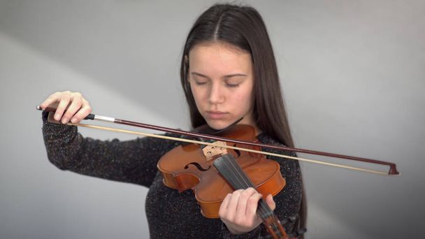 The little girl playing violin,at studio music room,with happy feeling - Фото, зображення