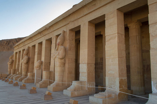 Widok skalistej świątyni Hatszepsut. Lokalizacja starego miasta Luxor, kompleks Deir el-Bahari, Egipt, Afryka. Popularne miejsce turystyczne. Starożytna cywilizacja egipska. Odkryj piękno ziemi. - Zdjęcie, obraz