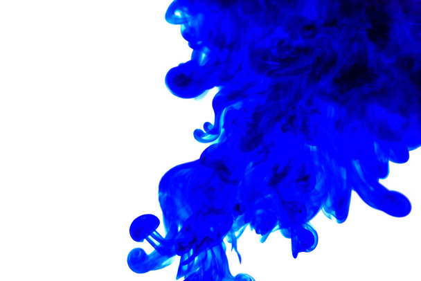 tinta azul en agua sobre fondo blanco. Pintura abstracta azul sobre fondo blanco.Gota de color girando. - Foto, Imagen