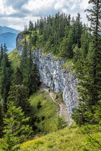 Macizo rocoso Ohniste, montañas Low Tatras, República Eslovaca. Tema de senderismo. Escena natural estacional. - Foto, Imagen