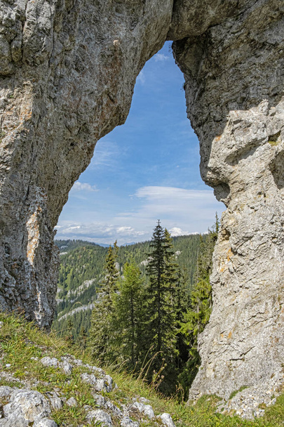 Maior janela rochosa, Ohniste, montanhas Low Tatras, República Eslovaca. Tema das caminhadas. Cena natural sazonal. - Foto, Imagem