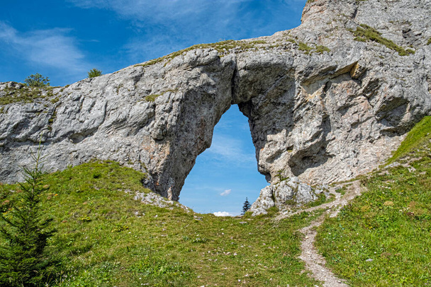 Größtes Felsfenster, Ohniste, Niedere Tatra, Slowakische Republik. Wanderthema. Saisonale Naturszene. - Foto, Bild