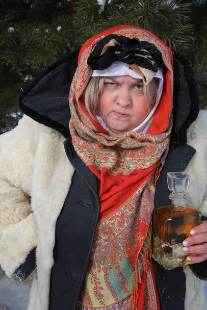 Γυναίκα με κασκόλ και γούνα στο χειμερινό δάσος Cosplay για το παραμύθι Morozko. - Φωτογραφία, εικόνα