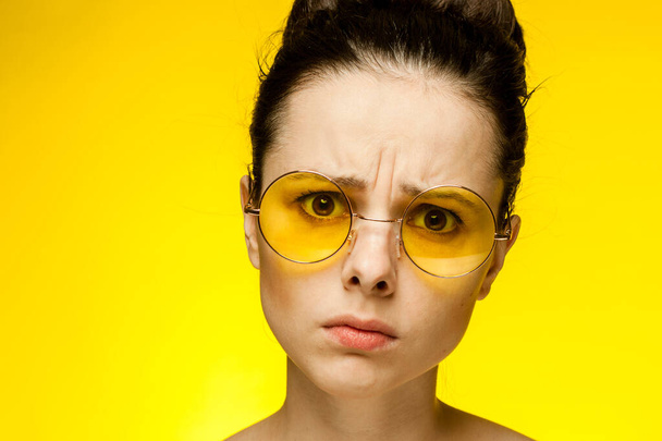 szexi barna meztelen vállak divat szemüveg vágott kilátás stúdió - Fotó, kép