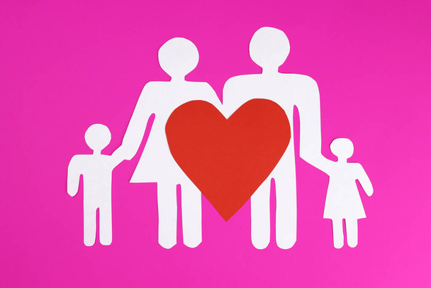 Familia de papel y corazón. Amor y concepto familiar - Foto, Imagen