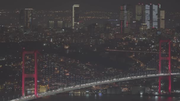 Légi kilátás Isztambulra, Bosphorus megvilágított hidakkal. Mozi panoráma. Sima áramlás, nagy forgalom a Bosporus hídon csúcsforgalomban. Több százezer jármű használja Isztambulot. - Felvétel, videó