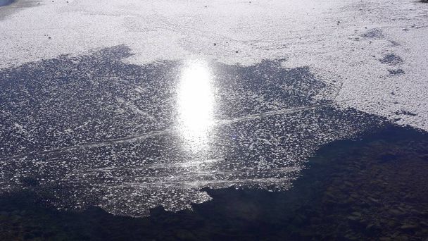 Hegyi tó víz olvadó a napon érkezésével tavasz - szárazföldi felmelegedés és jégolvadás - emelkedése globális hőmérséklet Saint Moritz svájci - Fotó, kép