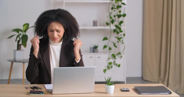 Afro-americana mulher de negócios olhando para laptop perde sentimento de estresse tristeza tristeza devido a más notícias derrotadas em leilão online sendo tarde para reservar bilhetes sofre de erro do sistema de computador desiste - Filmagem, Vídeo
