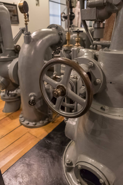 Klasik bir 1934 endüstriyel hidroelektrik jeneratörünün ayrıntıları... - Fotoğraf, Görsel