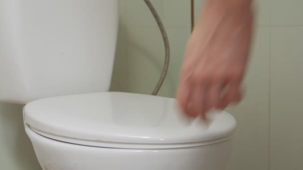 Vyčistit dětskou záchodovou mísu - Záběry, video