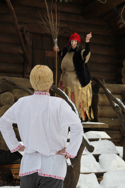 Ivanuşka ve Baba Yaga, kış ormanındaki kulübenin yanında. Peri masalı için kostüm Morozko. - Fotoğraf, Görsel
