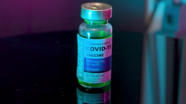 B-Roll filmisches Schwenk-Makro-Shot des Covide-19 Coronavirus Impfstoffkonzepts in einer Flasche.  - Filmmaterial, Video