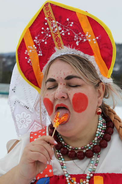 Lolipopu olan kadın. Peri masalı için kostüm Morozko. - Fotoğraf, Görsel