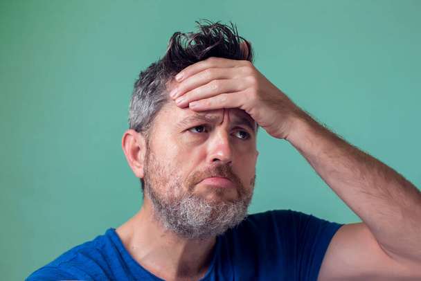 Menschen und Emotionen - Mann mit Bart denkt über etwas nach - Foto, Bild
