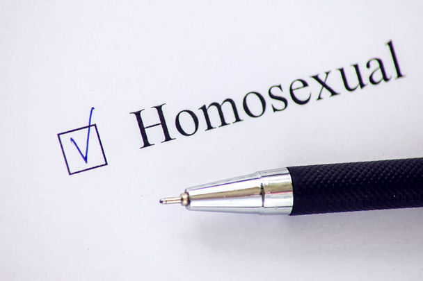 Список со словом "гетеросексуал" на белой бумаге с ручкой. Концепция Checkbox. - Фото, изображение