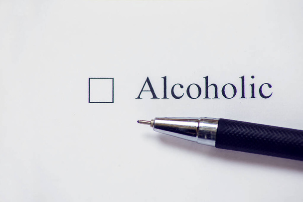 Checklist laatikko kynä ja sana alkoholisti. Tarkistusmuoto ja terveydenhuollon käsite - Valokuva, kuva