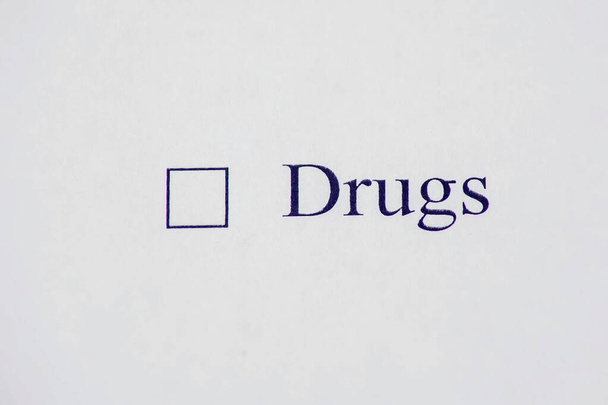 Pole wyboru - Narkotyki słowo na białym papierze. Koncepcja formularza kontroli - Zdjęcie, obraz