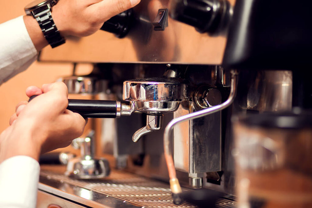 Bira makineleri doldurma ve espresso hazırlama detaylarını kapat. Kafe ayrıntıları - Fotoğraf, Görsel
