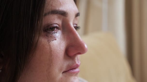 Közelkép egy síró nőről, homályos szempillaspirál csöpög le az arcáról. - Felvétel, videó