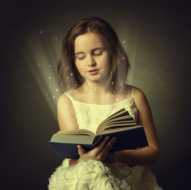 kız kitap okuyor. - Fotoğraf, Görsel