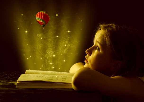 κορίτσι ανάγνωση βιβλίου - Φωτογραφία, εικόνα