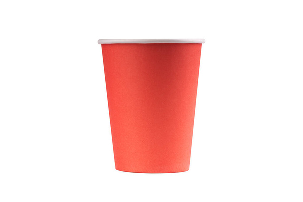 красный коралловый бумажный стакан изолирован на белом фоне. посуда и одноразовые кухонные принадлежности. кофе, чтобы пойти чашку макияжа - Фото, изображение