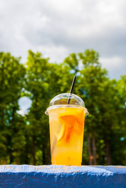 verse ijskoude vruchtensap cocktail op stedelijke achtergrond. een gezonde levensstijl. drank citrusdrank - Foto, afbeelding