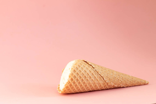 морозиво конус ізольований на рожевому фоні, солодкий концепт літньої їжі
 - Фото, зображення