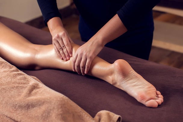 Kobieta otrzymująca masaż stóp w salonie spa - Zdjęcie, obraz
