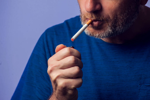 Close-up van Man die sigaretten rookt. Mensen, healt care concept - Foto, afbeelding