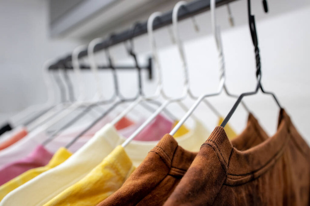 muoti rento t-paitoja roikkuu myymälässä. värikäs valinta ostaa vaatteita - Valokuva, kuva