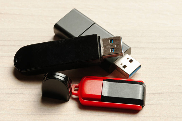 clés USB mémoire flash à l'arrière-plan en bois. vue de dessus. dispositif de stockage portable - Photo, image
