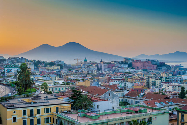 Panoramatický výhled na Neapol město, Chiaia okolí, Mount Vesuv a záliv Napoli, Středozemní moře, Ital - Fotografie, Obrázek