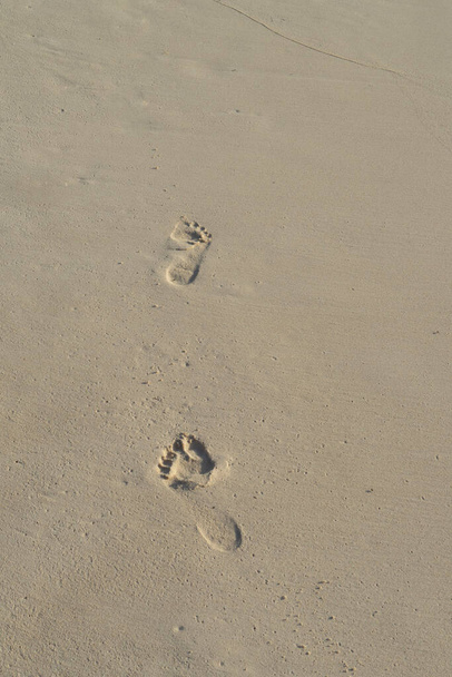 Karayipler 'deki bir Meksika plajında deniz kenarında insan ayak izleri olan arka plan dokusu. Seyahat kavramları - Fotoğraf, Görsel