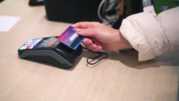 Πληρωμή cashless με πιστωτική κάρτα στον πάγκο - Πλάνα, βίντεο