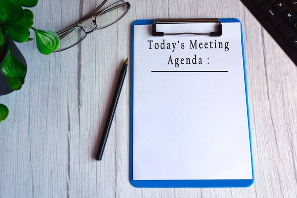 Bugünkü toplantı gündem metni mavi panoda. Hedefleri karşılama kavramı - Fotoğraf, Görsel