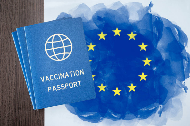 Концепция глобального паспорта вакцинации на флаге Европейского Союза. Сертификат для тех, кто получил коронавирусную вакцину. - Фото, изображение