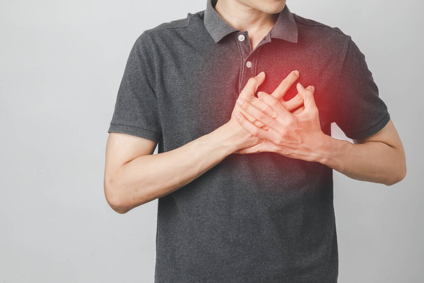 De mens heeft pijn op de borst door hartziekte, hart- en vaatziekten, hartaanval. Gezondheidszorgconcept. - Foto, afbeelding