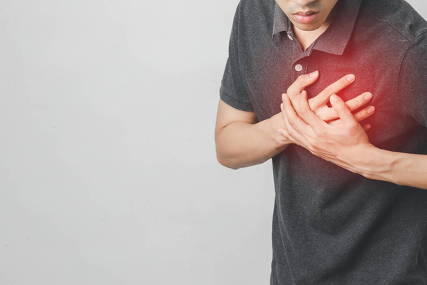 У людини біль у грудях страждає від серцевих захворювань, серцево-судинних захворювань, серцевого нападу. Концепція охорони здоров'я
. - Фото, зображення