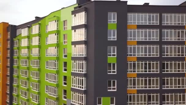 Luchtfoto van woonwijk met hoge flatgebouwen in aanbouw. - Video