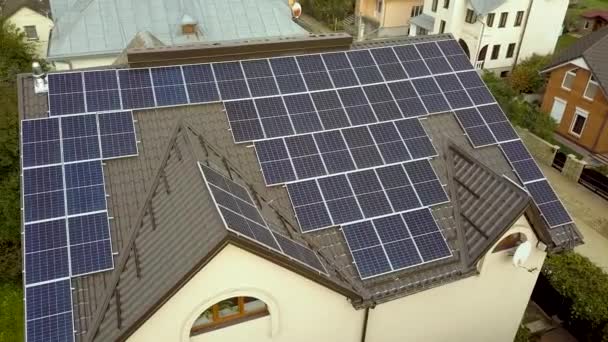 Крупный план частного дома с солнечными фотоэлектрическими панелями для производства чистой электроэнергии на крыше. Автономная концепция дома. - Кадры, видео