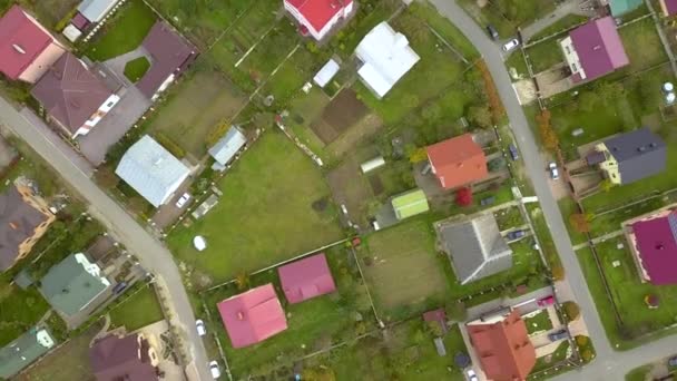 Widok z lotu ptaka na dachy domów w dzielnicy mieszkalnej wsi. - Materiał filmowy, wideo
