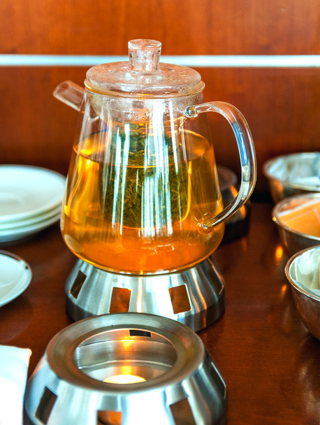 így a tealevél az átlátszó üveg teáskanna - Fotó, kép